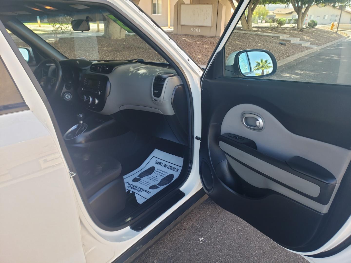 2015 WHITE /gray and black Kia Soul base (KNDJN2A27F7) with an 1.6L L4 DOHC 16V engine, 5-Speed Automatic transmission, located at 323 E Dunlap Ave., Phoenix, AZ, 85020, (602) 331-9000, 33.567677, -112.069000 - Photo#13